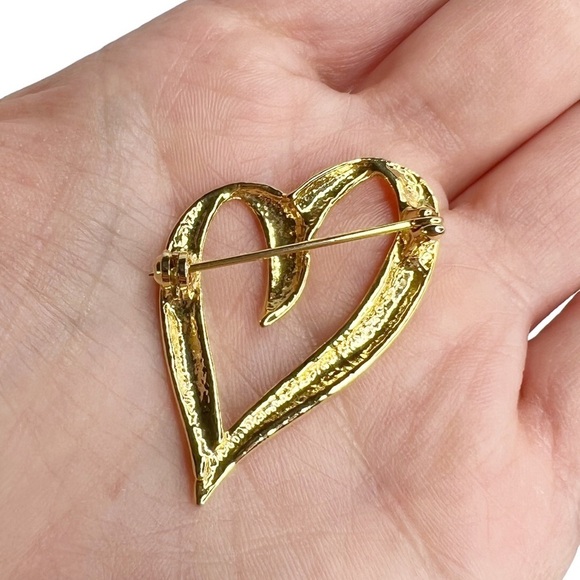Vintage Gold Tone Heart Shaped 3 Clear Rhinestone Brooch Pin - Picture 4 of 7